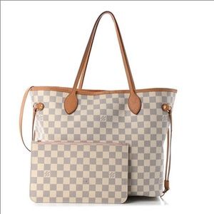 The Neverfull MM tote&clutch. Inside pocket zipper needs to be fixed easy fix!